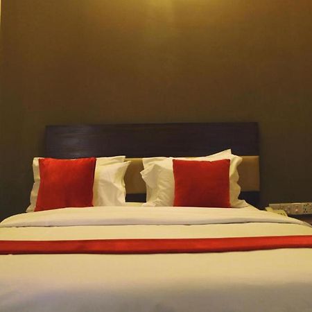 Hotel Ashrafee Дакка Экстерьер фото