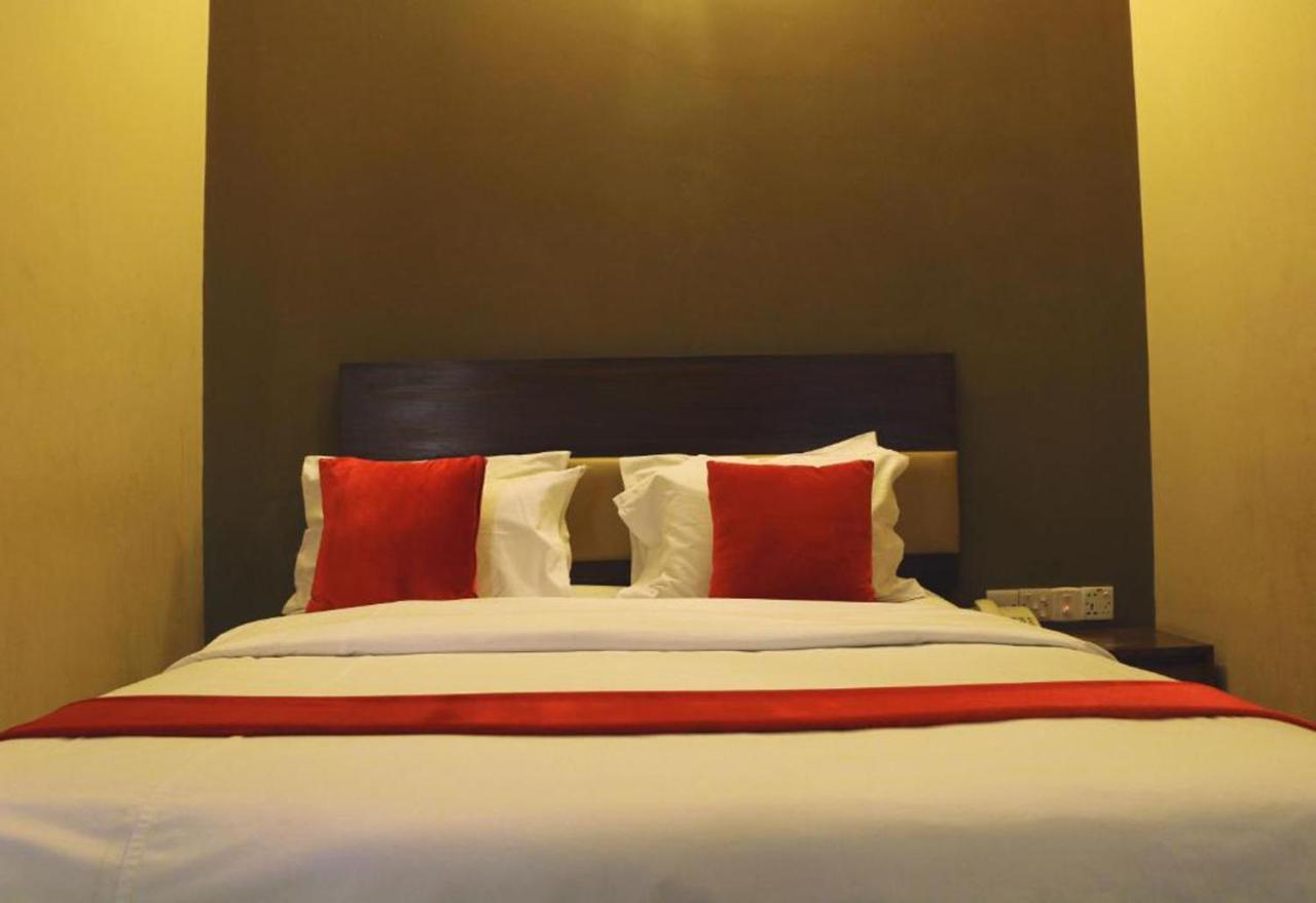 Hotel Ashrafee Дакка Экстерьер фото