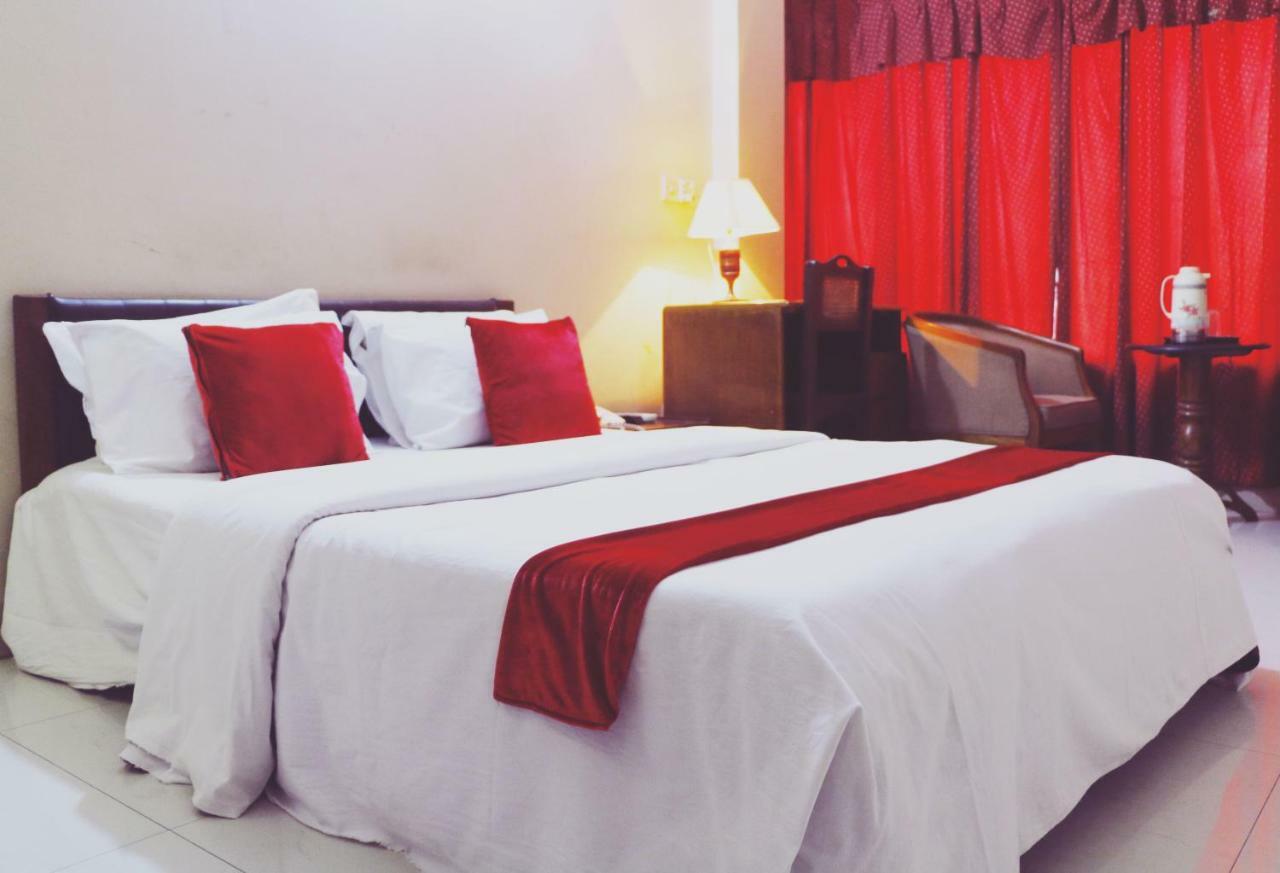 Hotel Ashrafee Дакка Экстерьер фото